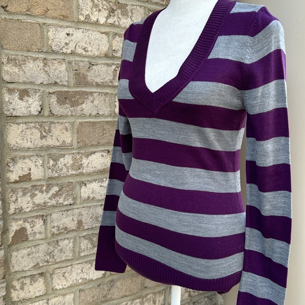 H&M Purple and Gray Striped V-Neck Sweater - Picture 4 of 11